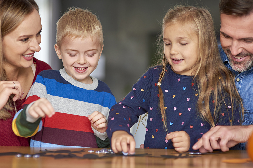 niños leyendo en familia con Ludobooks
