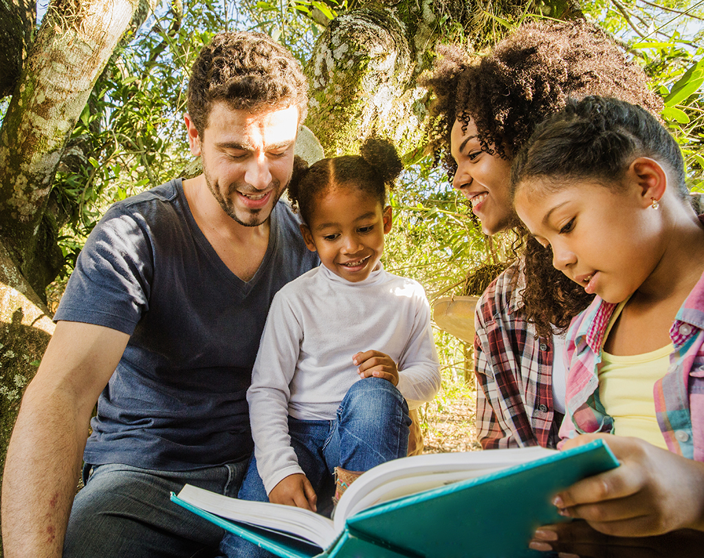 Familia leyendo un libro educativo personalizado