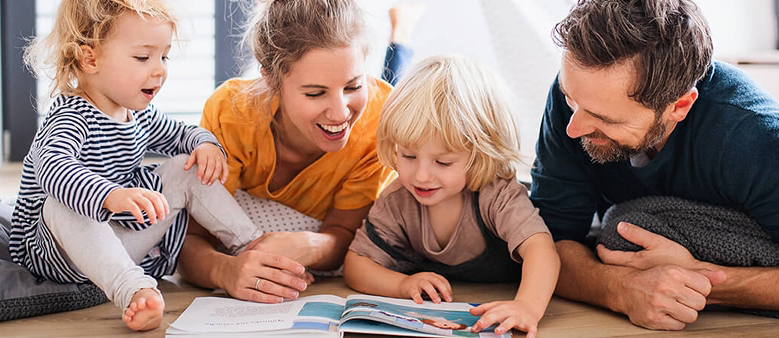 Familia leyendo un libro familiar personalizado