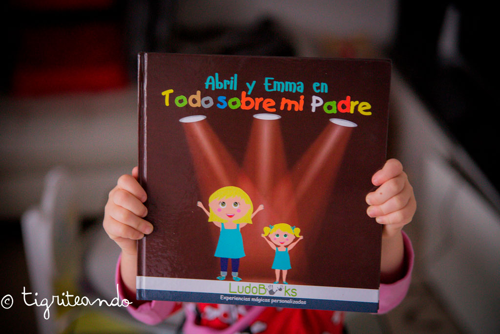 Familia leyendo un libro personalizado