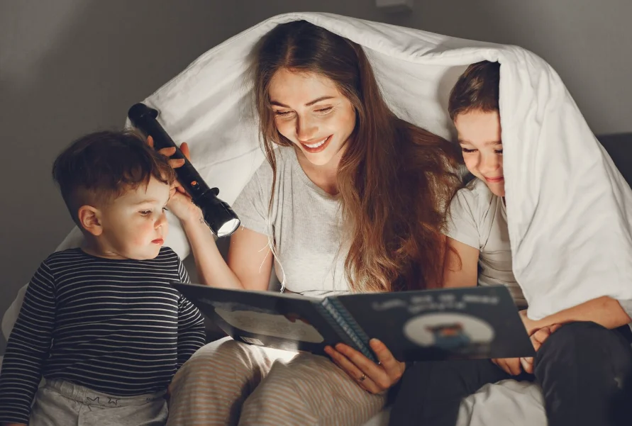 Madre leyendo con sus dos hijos un libro personalizado por ludobooks