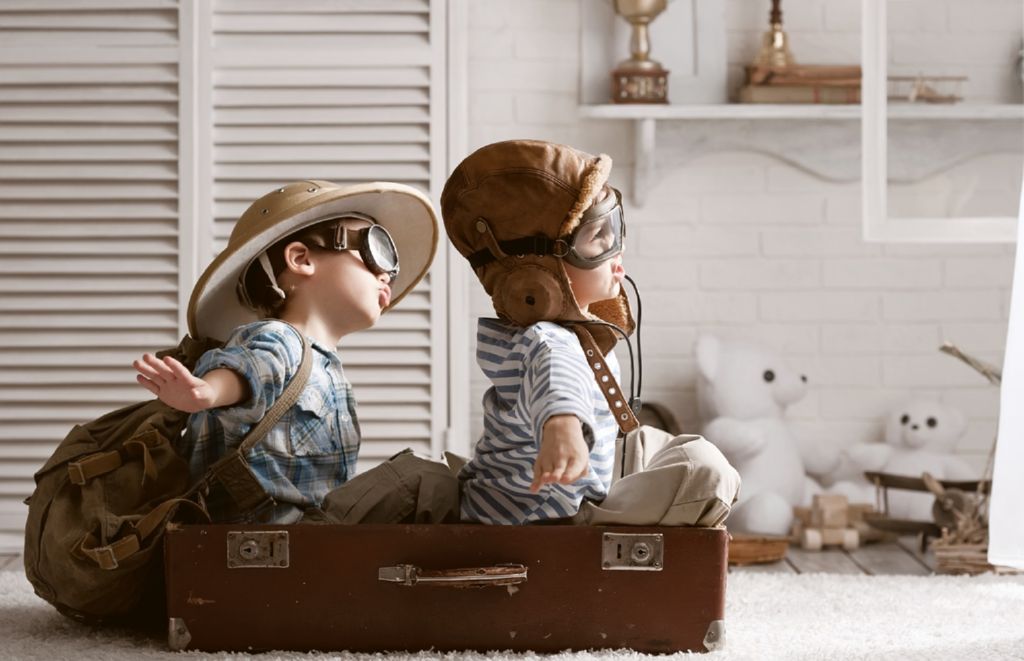 Niños leyendo cuentos personalizados
